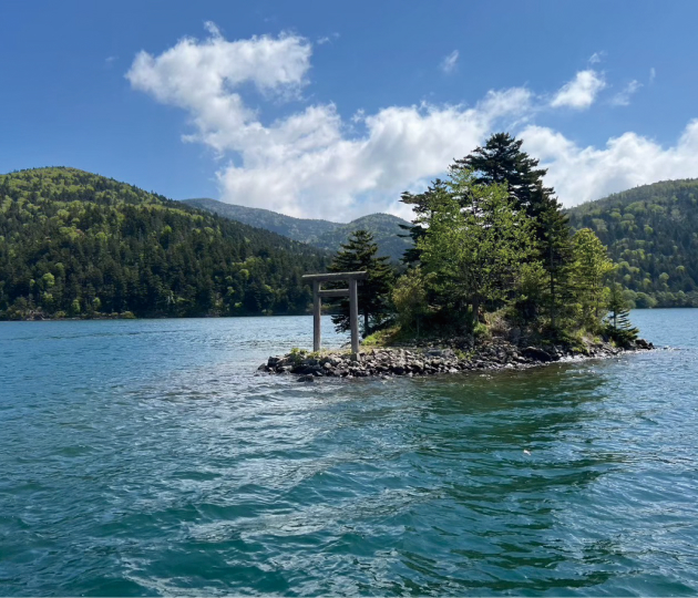 美しい然別湖と小さな弁天島の風景